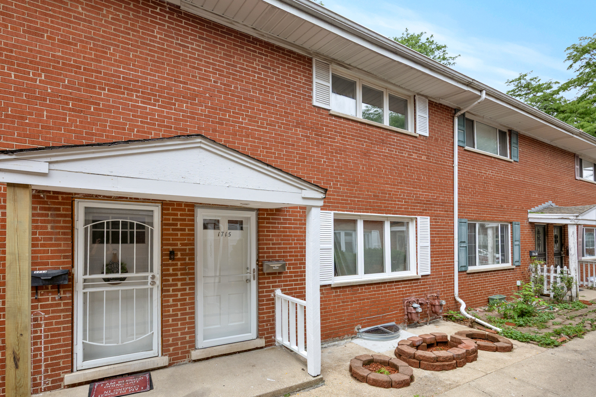 1715 W Thome Avenue Property Photo 1