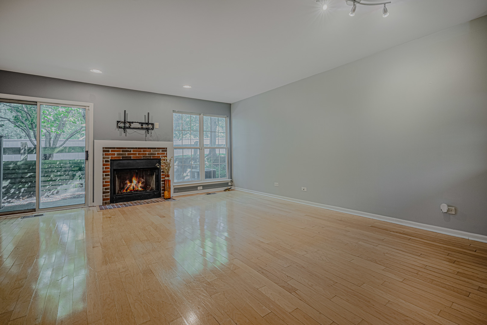 1069 Talbots Lane Property Photo 4