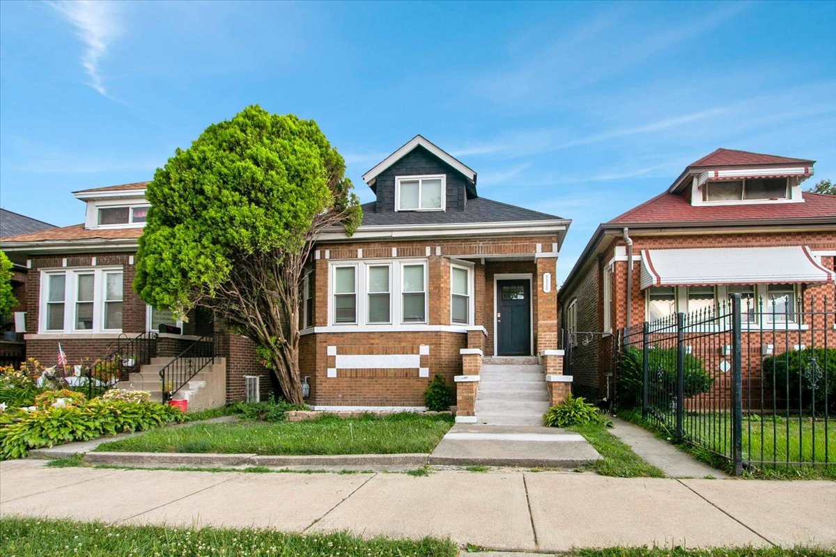 7320 S Oakley Avenue Property Photo 2