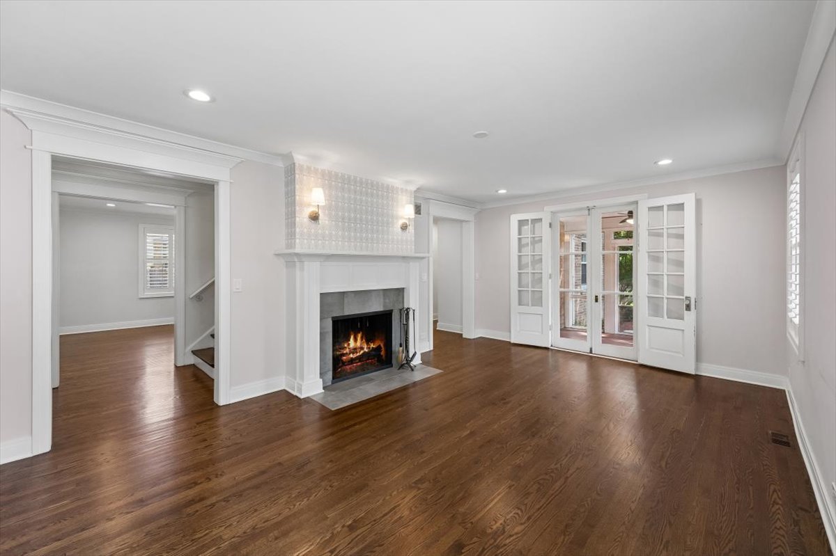 2741 Lincolnwood Drive Property Photo 4