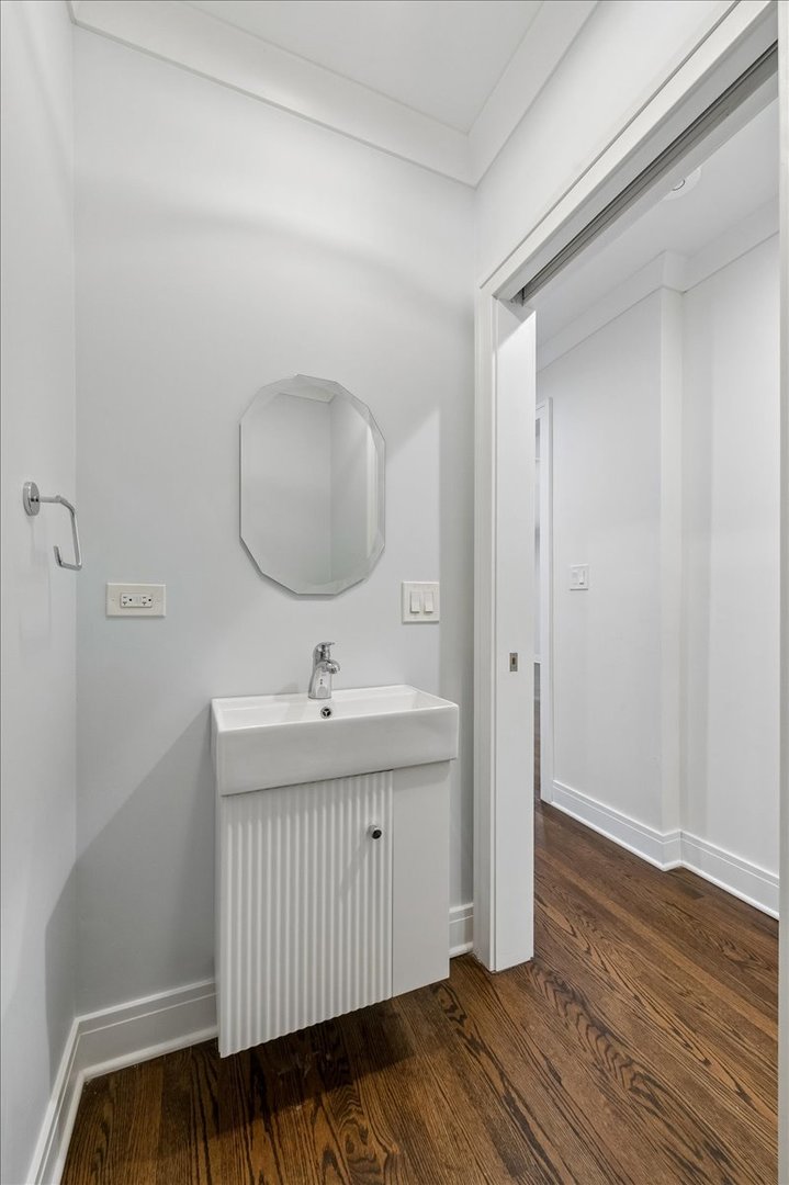 2741 Lincolnwood Drive Property Photo 16