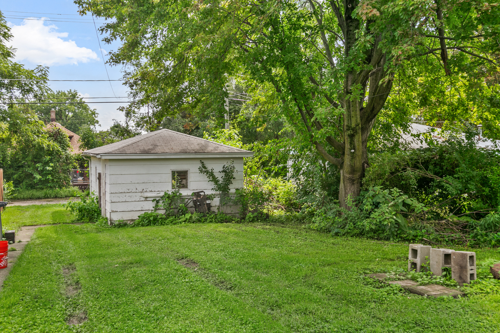 1716 N Hickory Street Property Photo 2