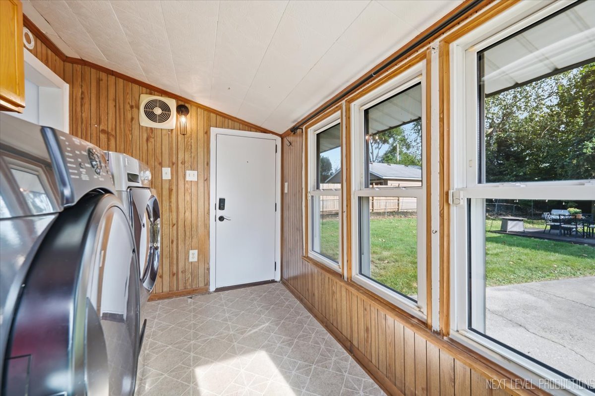 647 E Prairie Avenue Property Photo 19