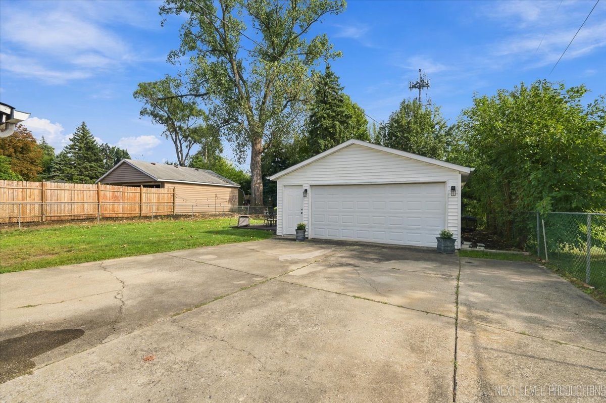 647 E Prairie Avenue Property Photo 24