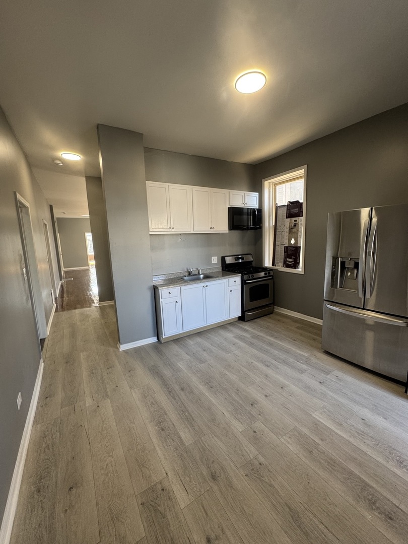 720 W 61st Street Property Photo 4