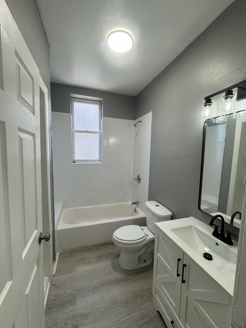 720 W 61st Street Property Photo 5