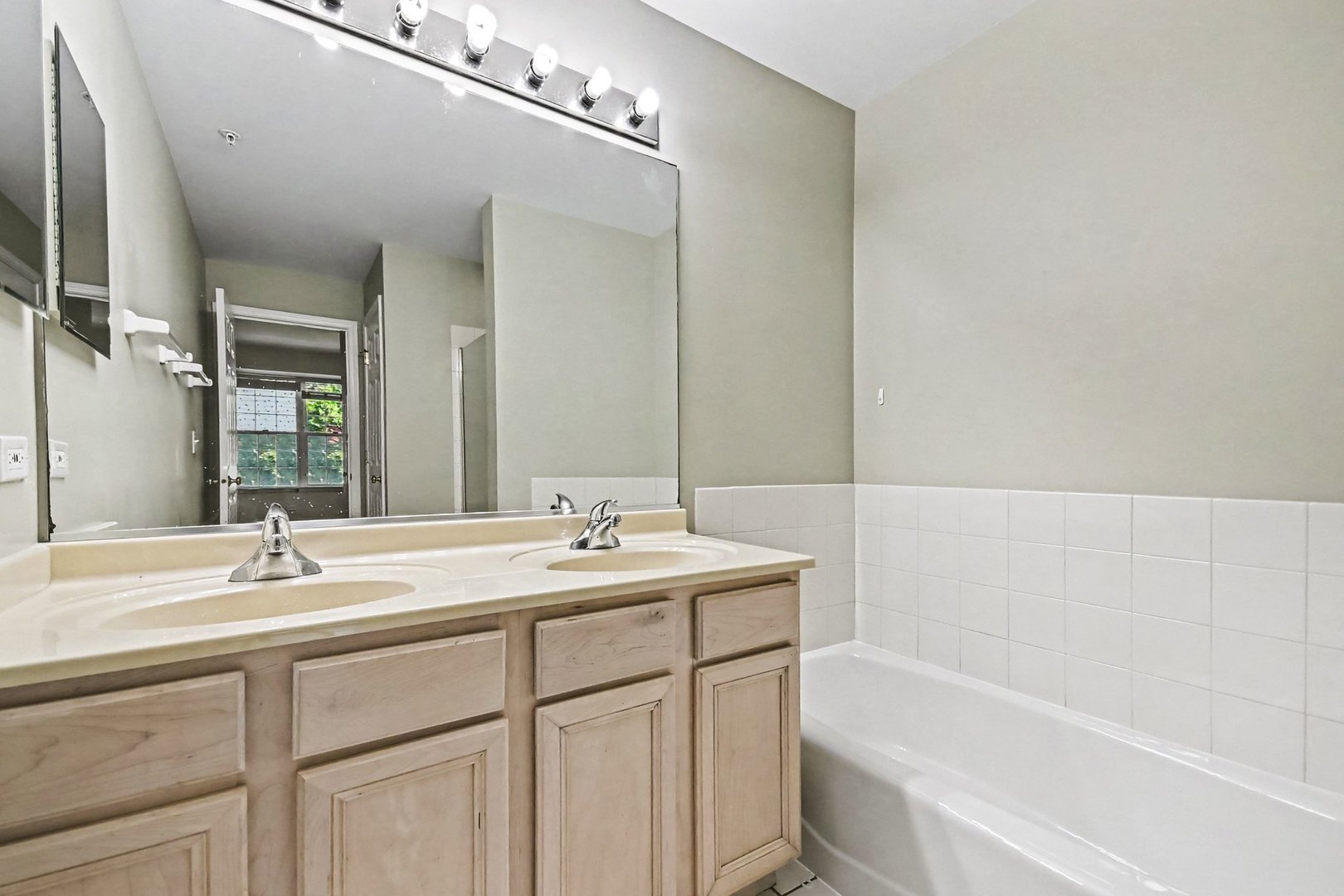 994 Kensington Drive Property Photo 19
