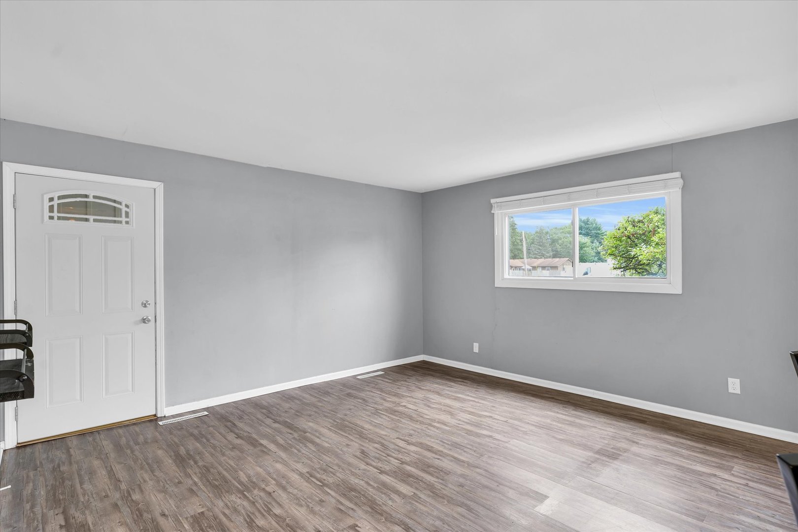 2402 W Kirby Avenue Property Photo 7