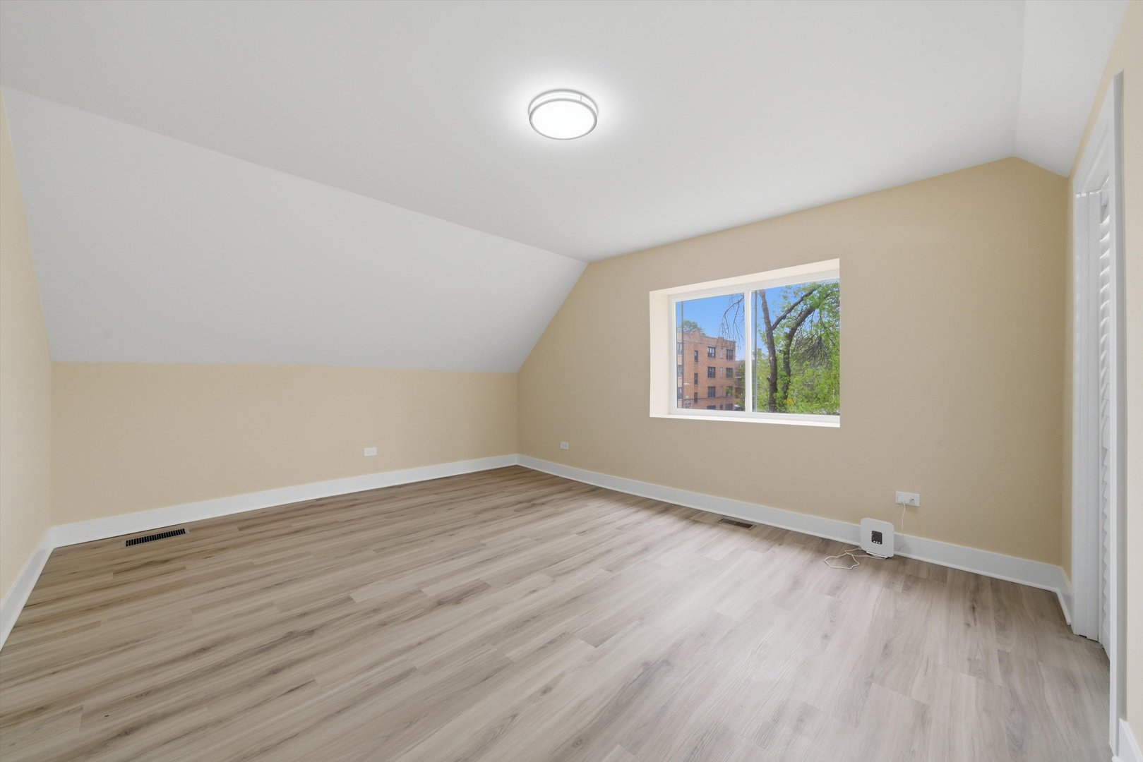 4532 W Maypole Avenue Property Photo 12