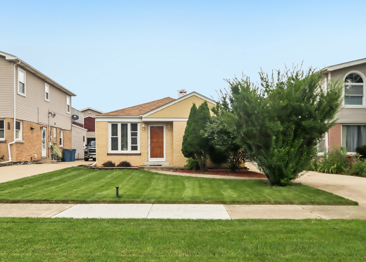 9226 Crescent Drive Property Photo 1