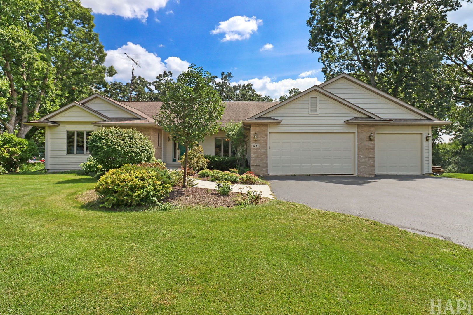 2215 N Elmkirk Park Property Photo 1