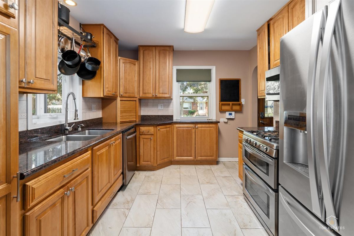 100 S Wisconsin Avenue Property Photo 7