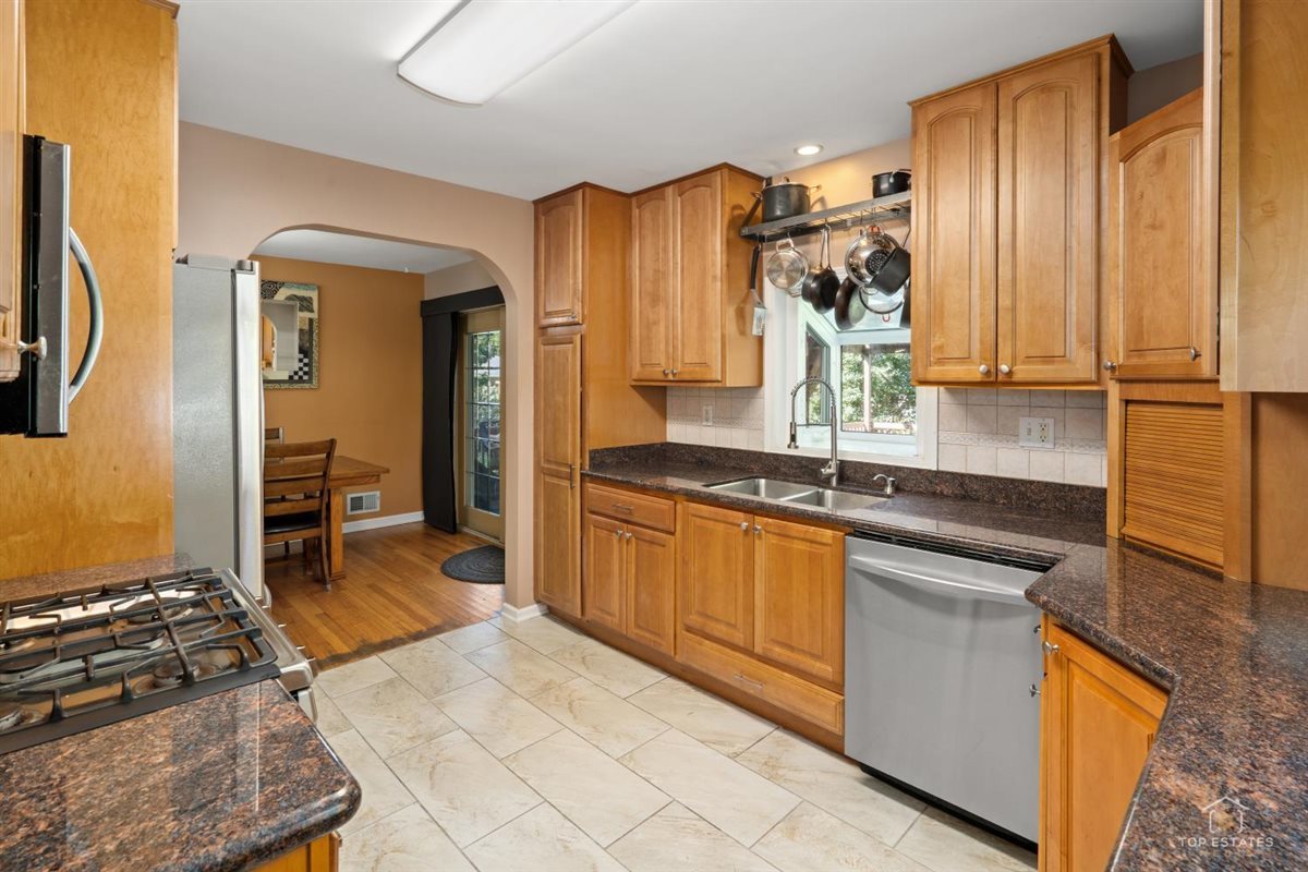 100 S Wisconsin Avenue Property Photo 8