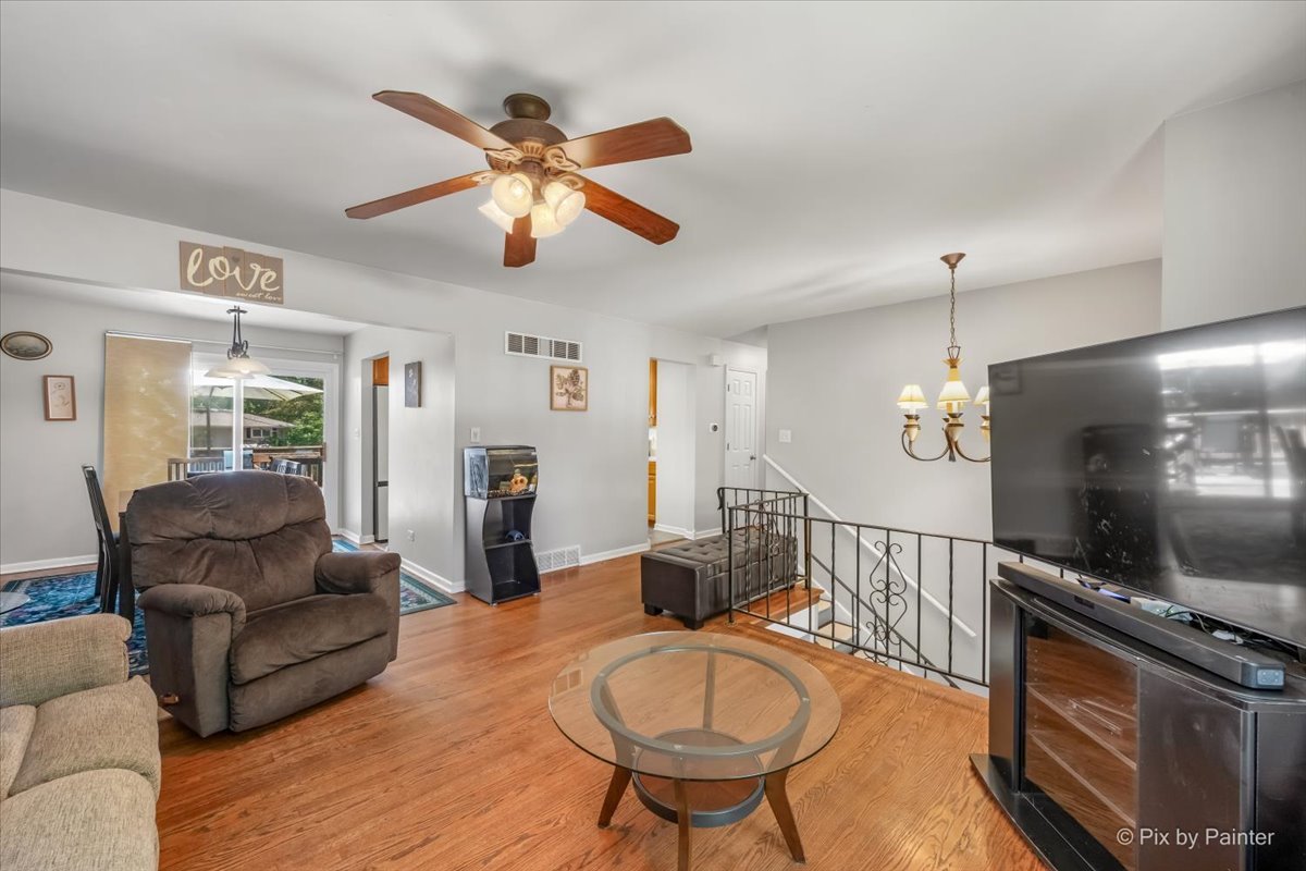 29w264 Lee Road Property Photo 4
