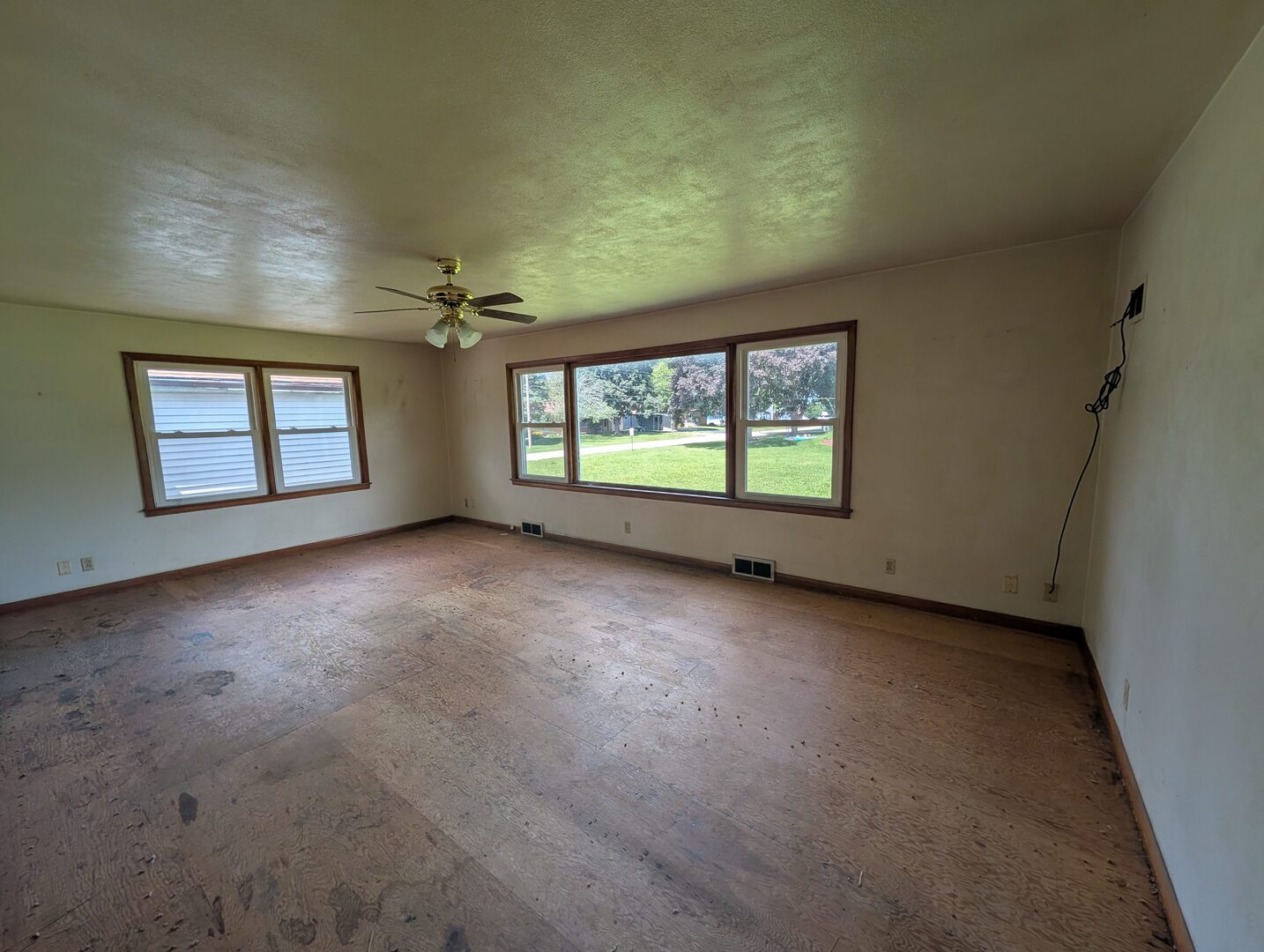 203 E 2nd Street Property Photo 2