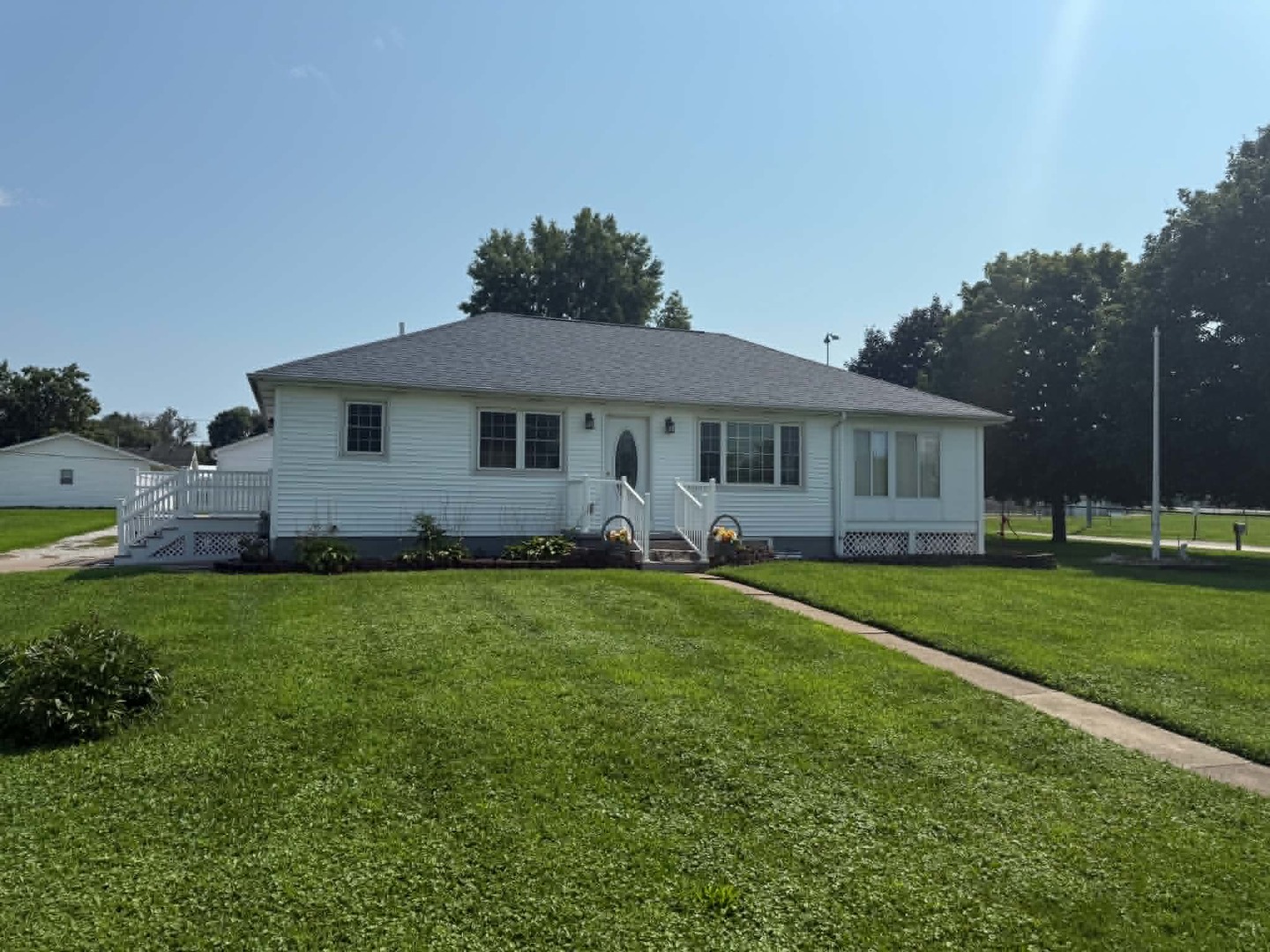 206 6th Avenue East
