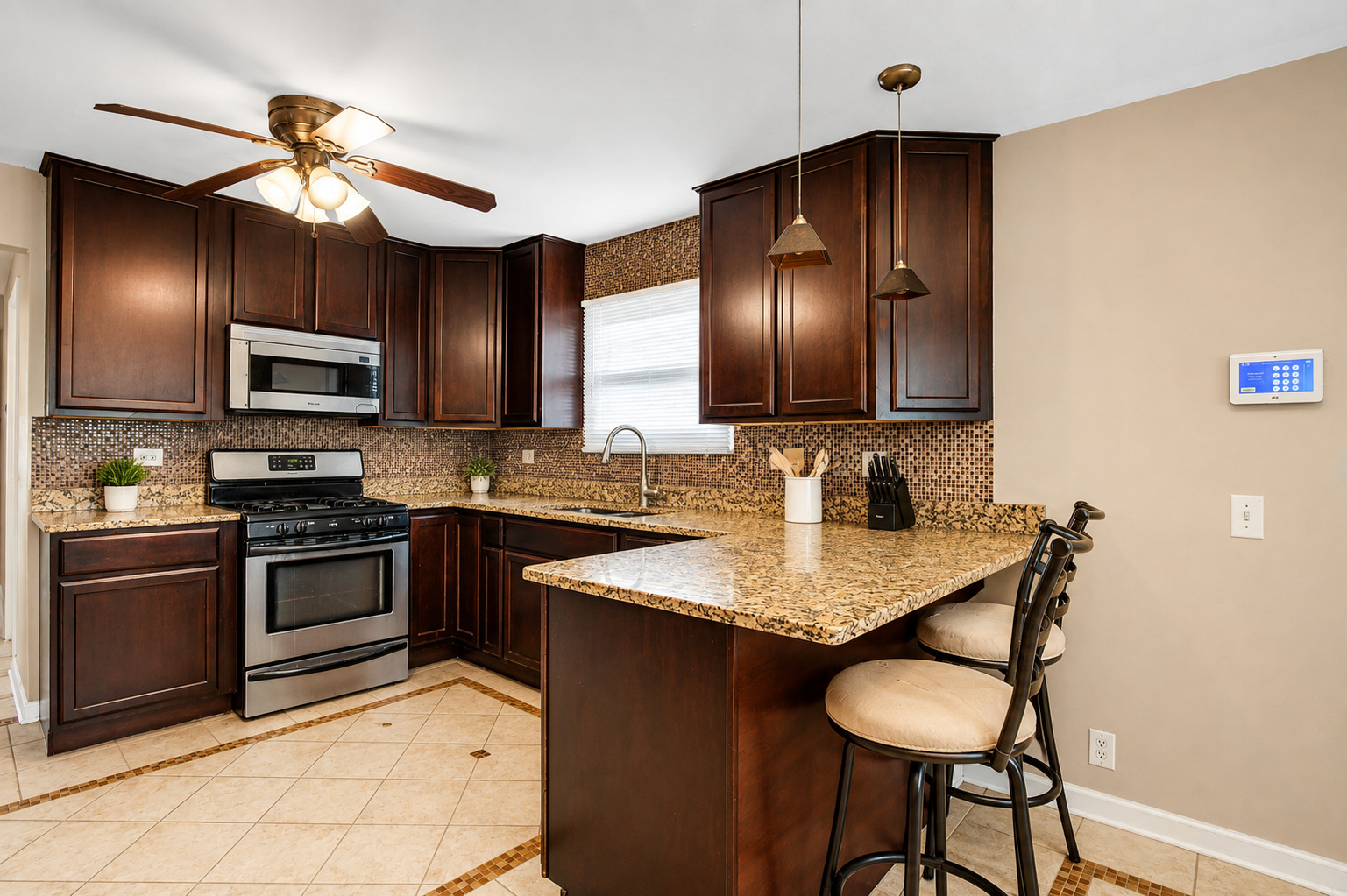 446 Greenbay Avenue Property Photo 6