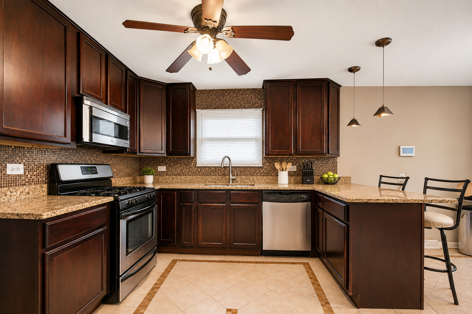 446 Greenbay Avenue Property Photo 7