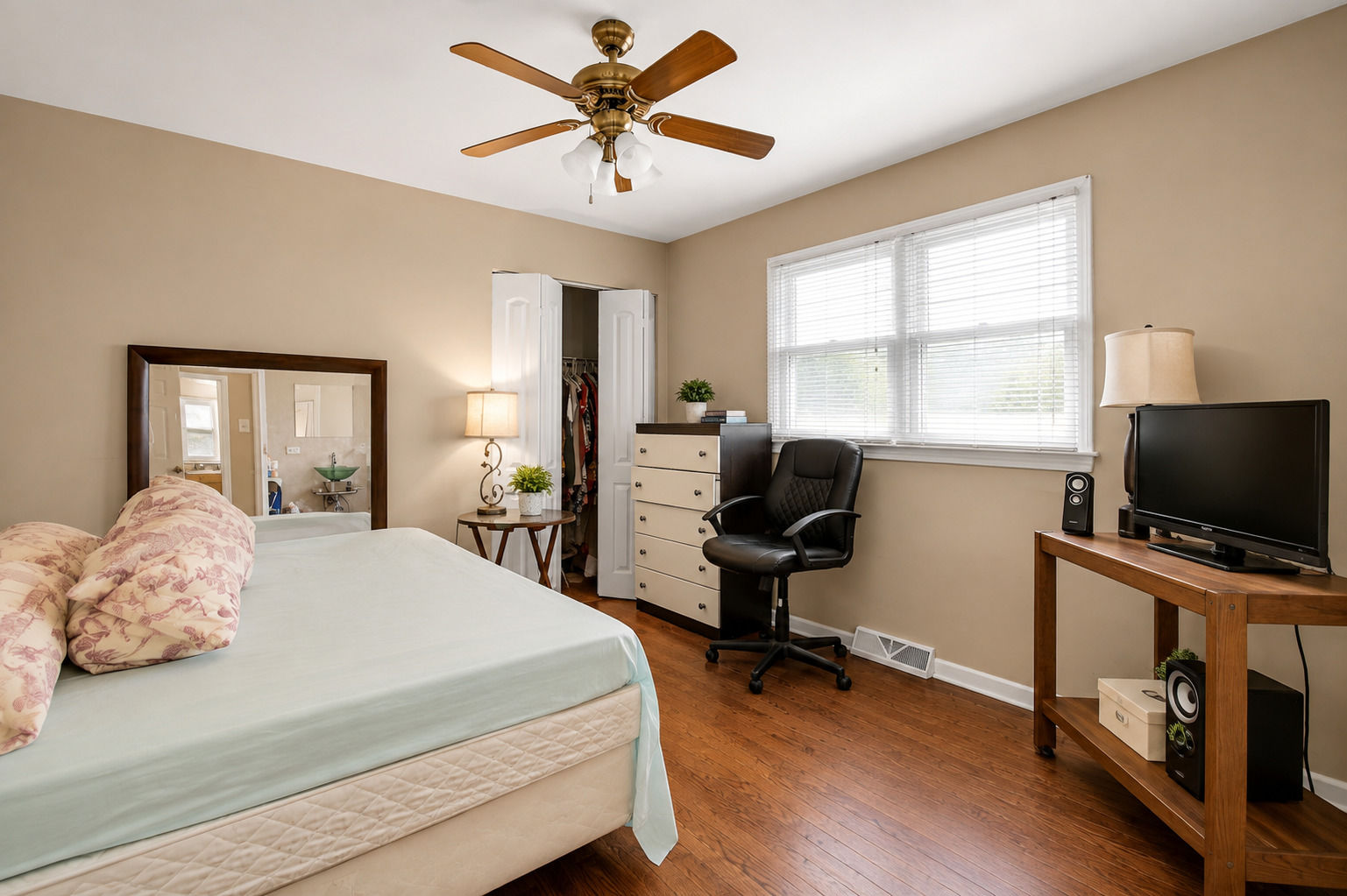 446 Greenbay Avenue Property Photo 11