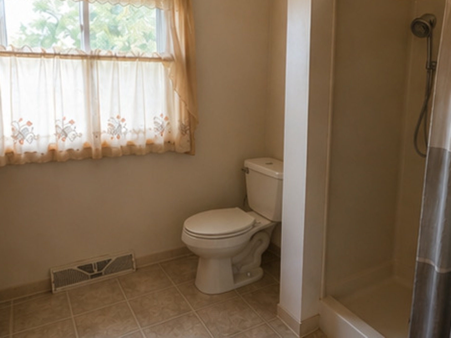 825 Locust Street Property Photo 6