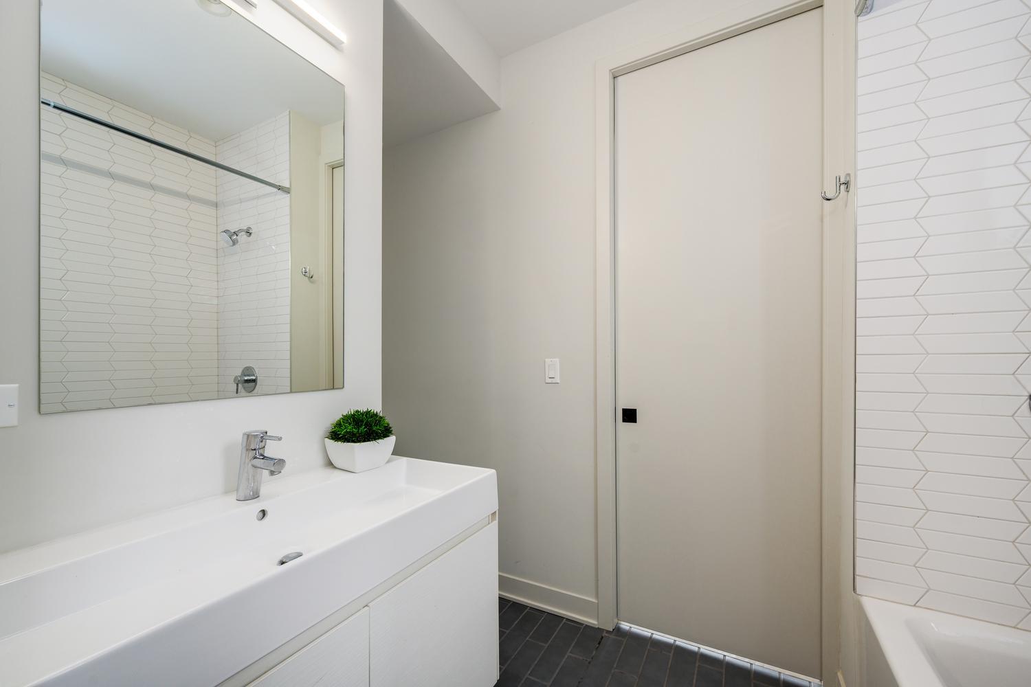 530 W Dickens Avenue 401 Property Photo 26