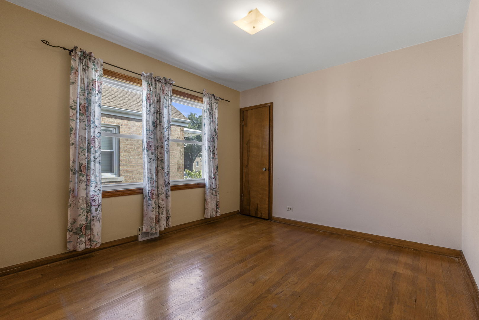 2240 S 9th Avenue Property Photo 5