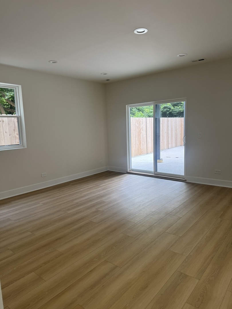 3723 S Lake Park Avenue 1 Property Photo 12