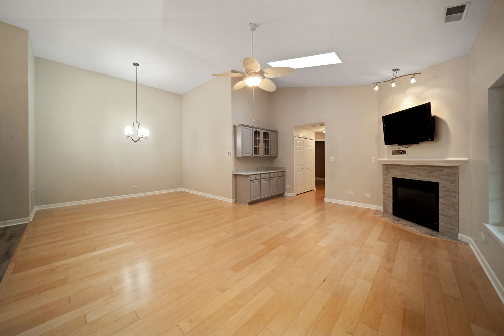 5645 S Cass Avenue 301 Property Photo 8