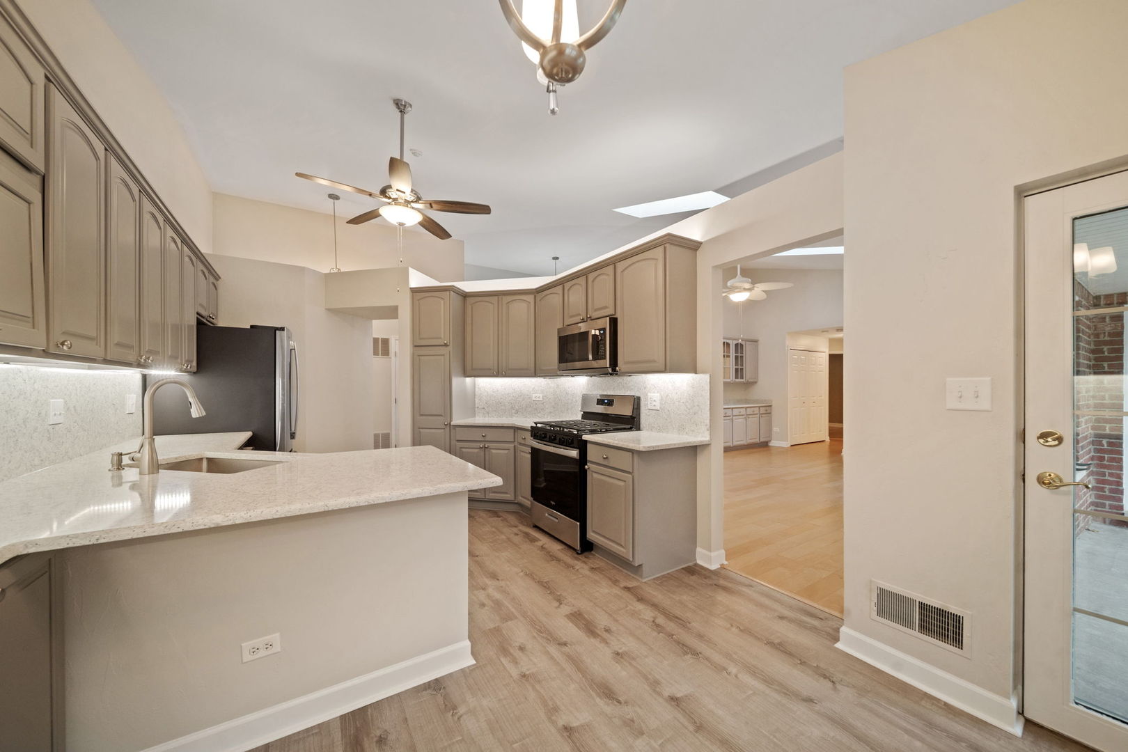 5645 S Cass Avenue 301 Property Photo 11