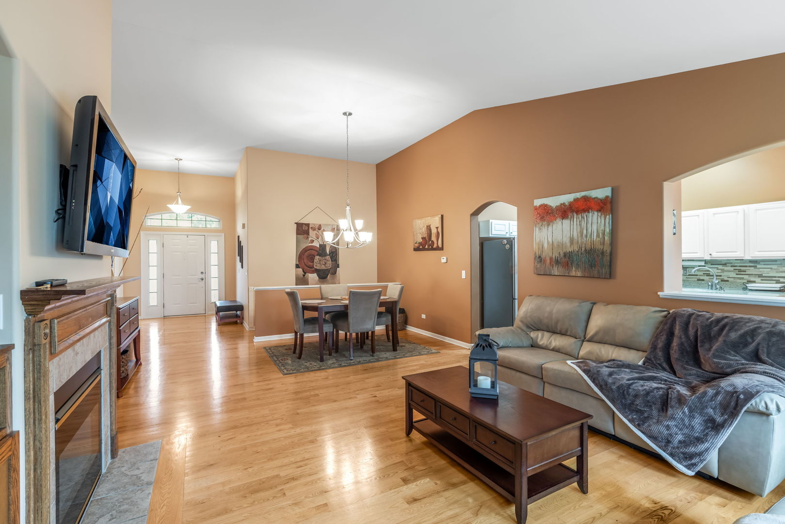 7004 Nathan Lane Property Photo 5