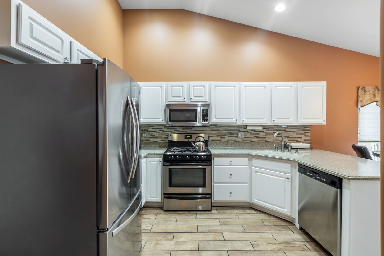 7004 Nathan Lane Property Photo 6