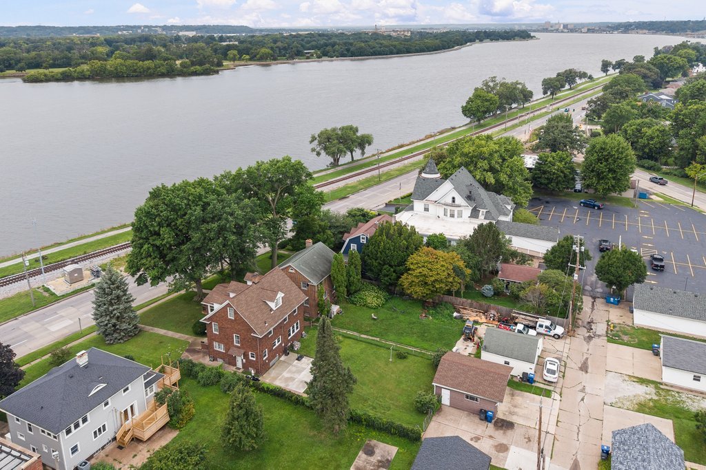 718 River Drive Property Photo 8
