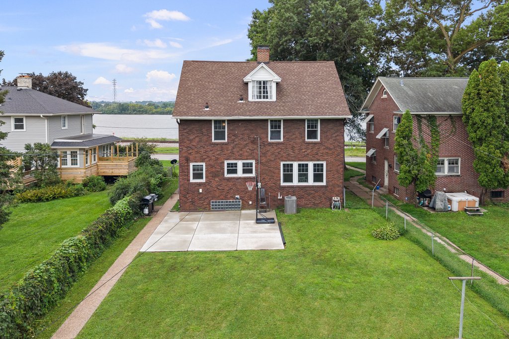 718 River Drive Property Photo 10