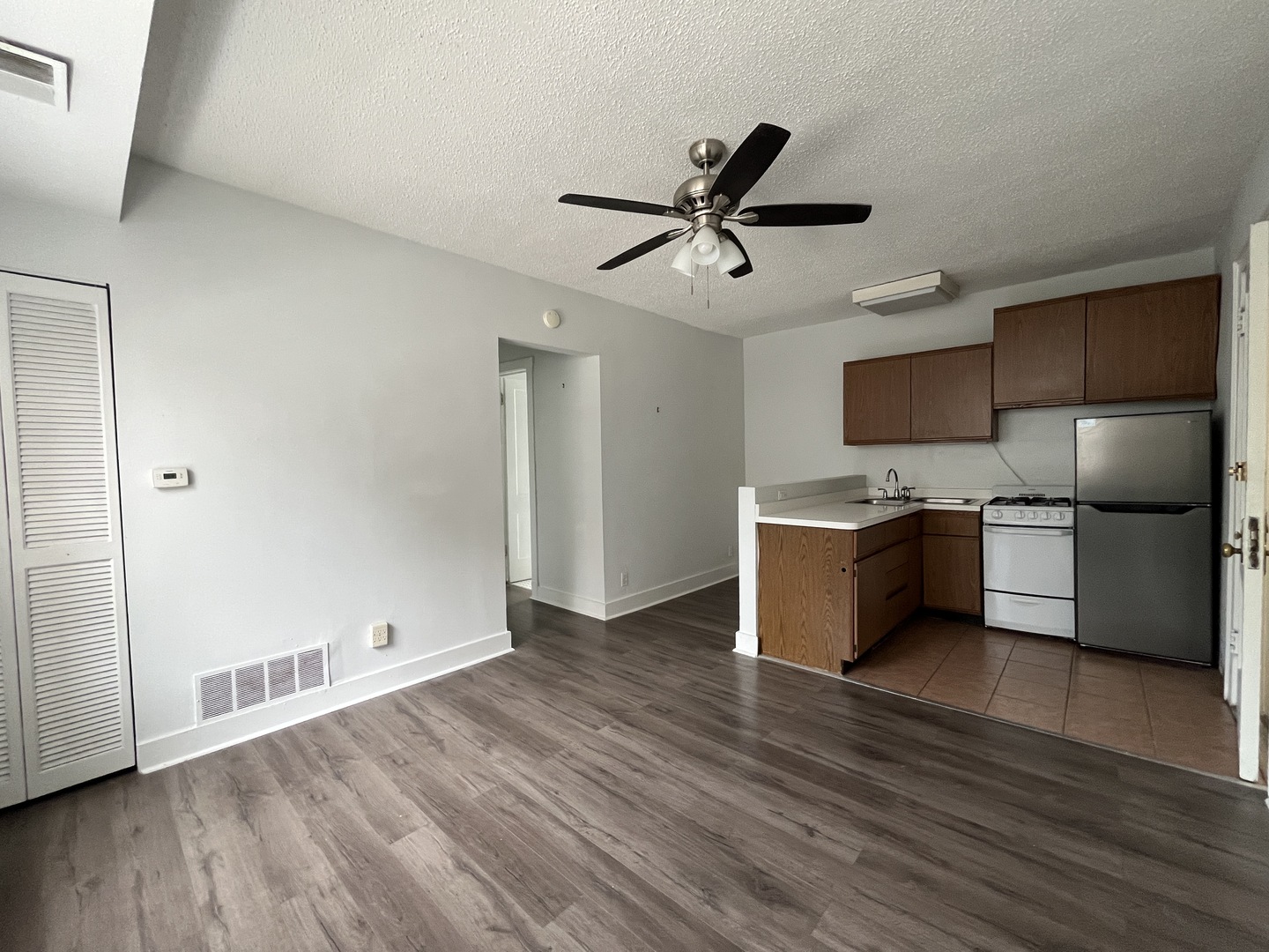 3727 N Pine Grove Avenue 407 Property Photo 4