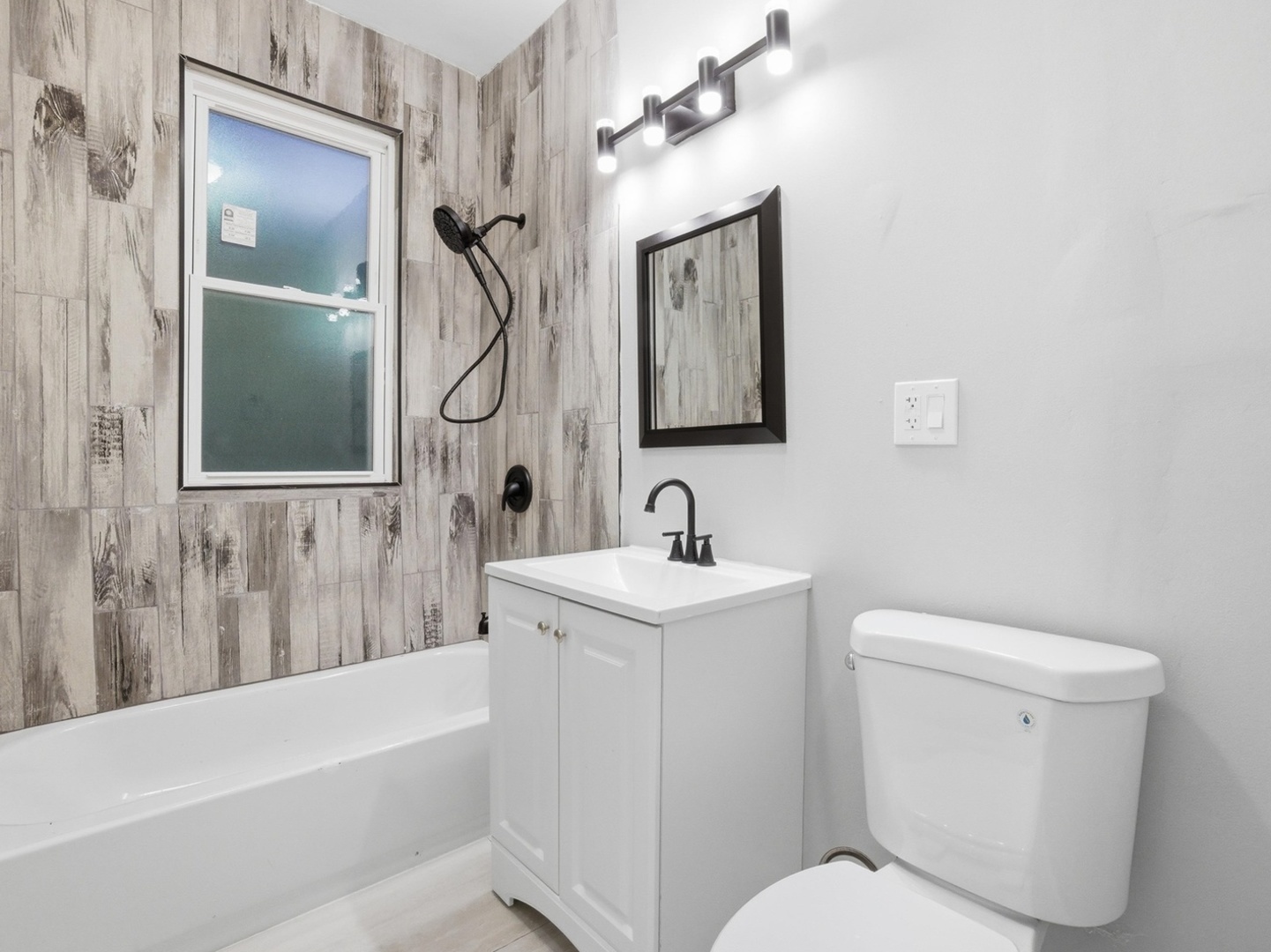 8011 S Dante Avenue Property Photo 9
