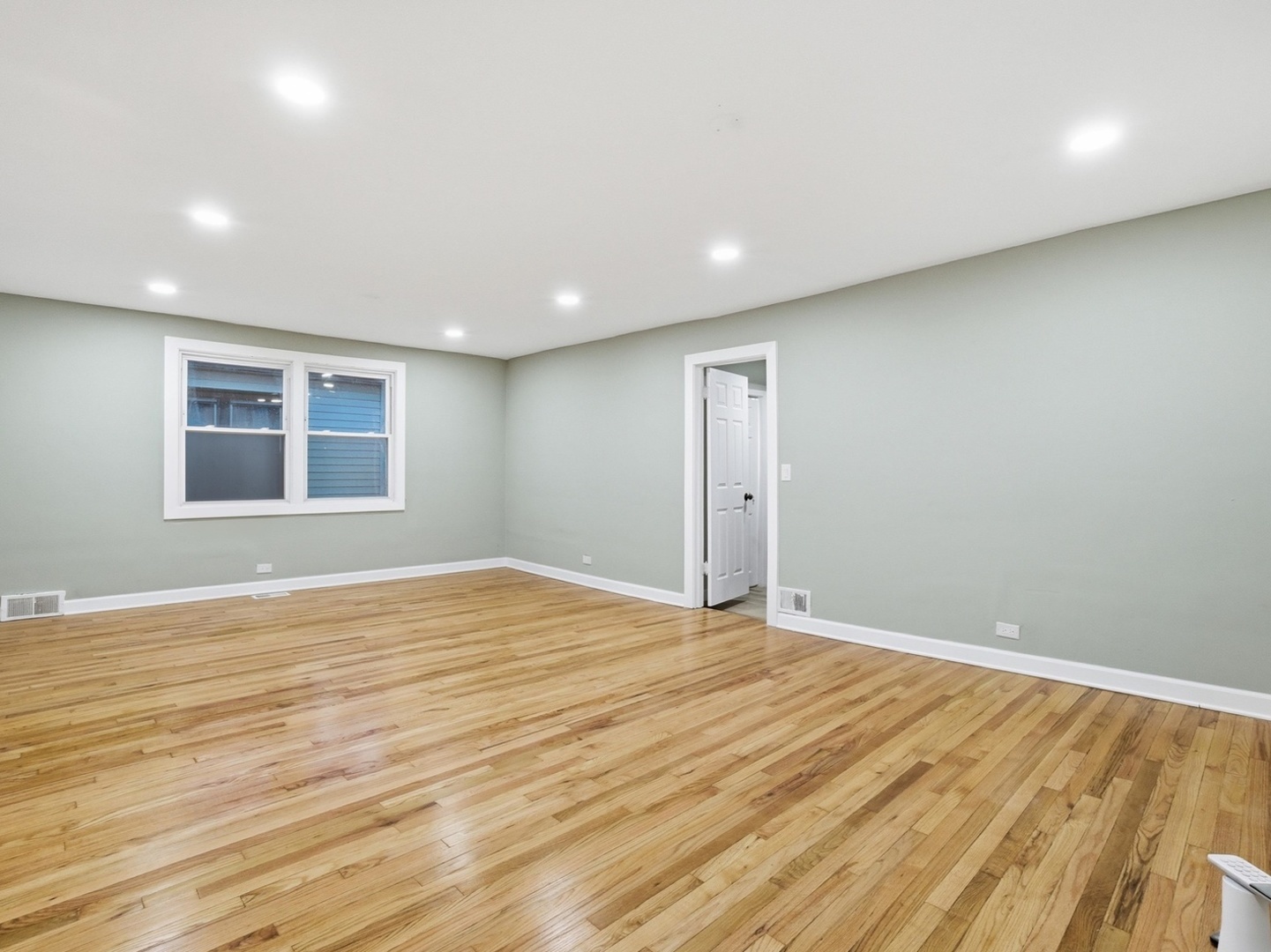 8011 S Dante Avenue Property Photo 12