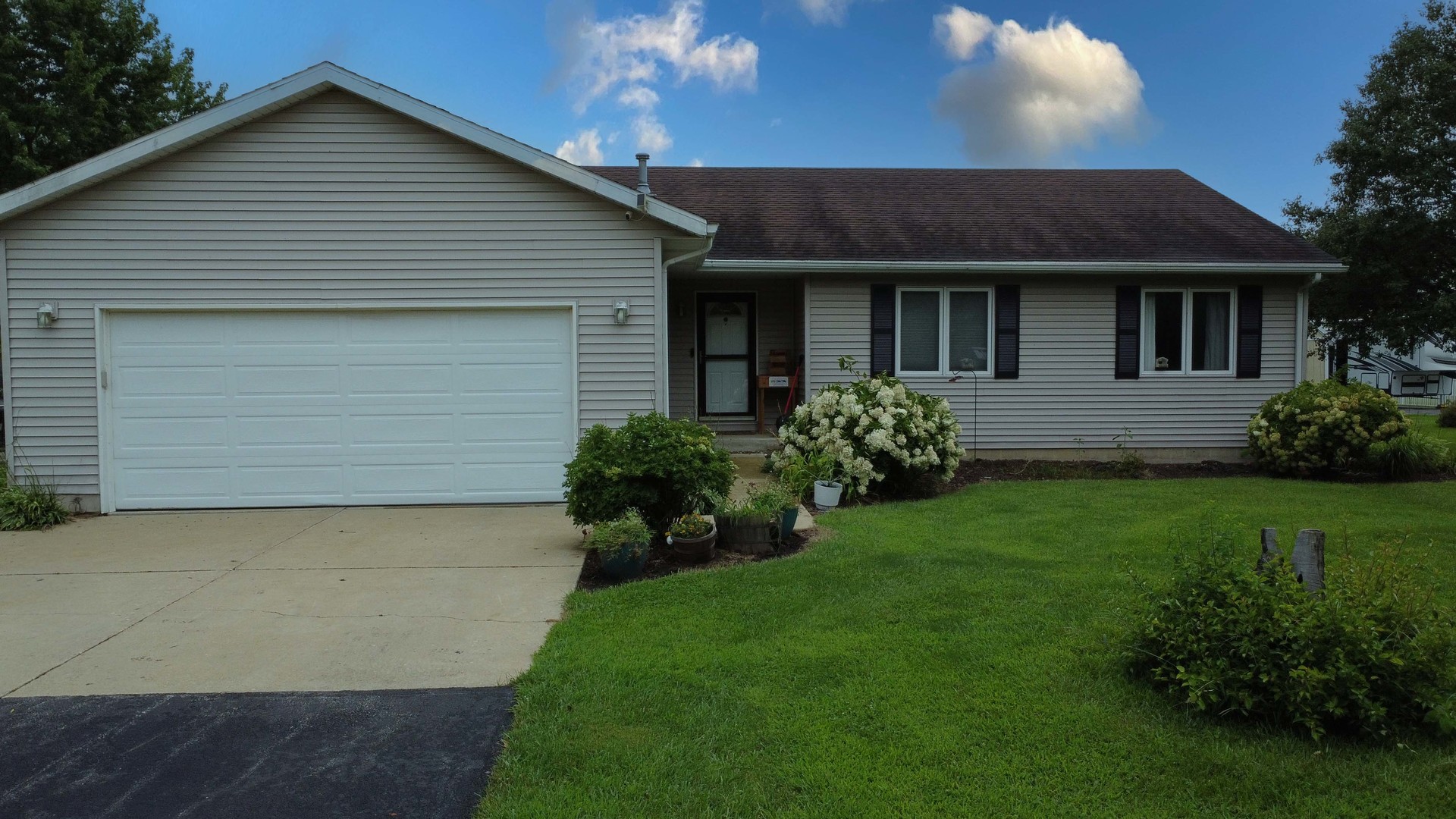 7804 S Sugar Island Road Property Photo 2