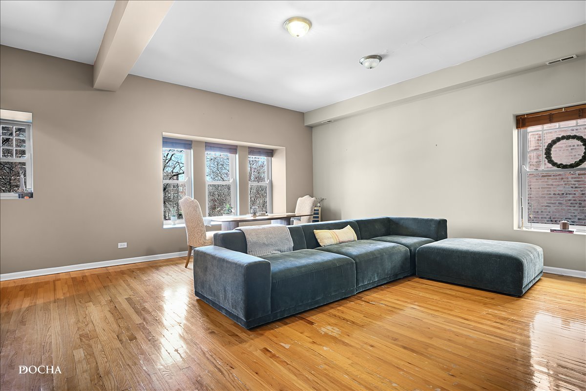 4545 S Drexel Boulevard 2a Property Photo 2