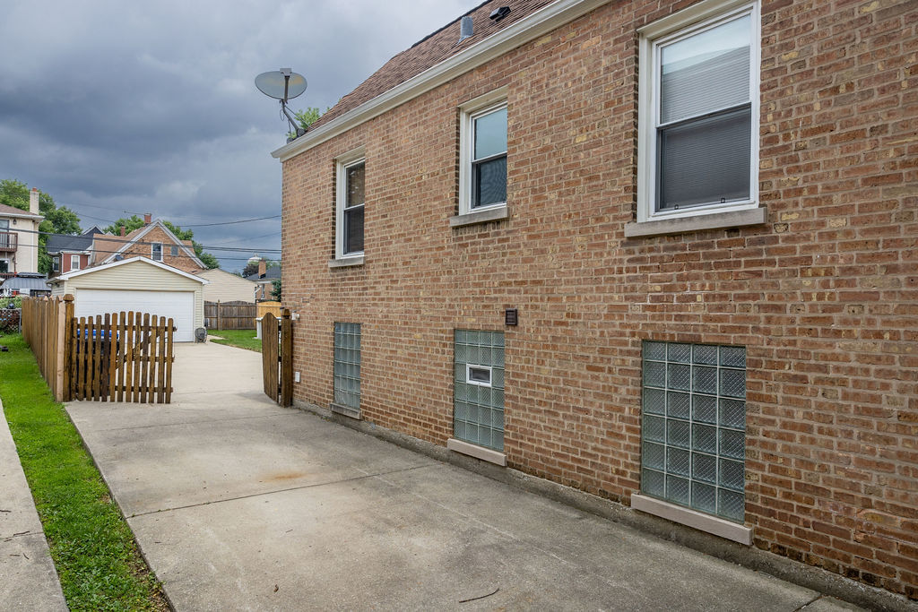 8024 S Christie Avenue Property Photo 31