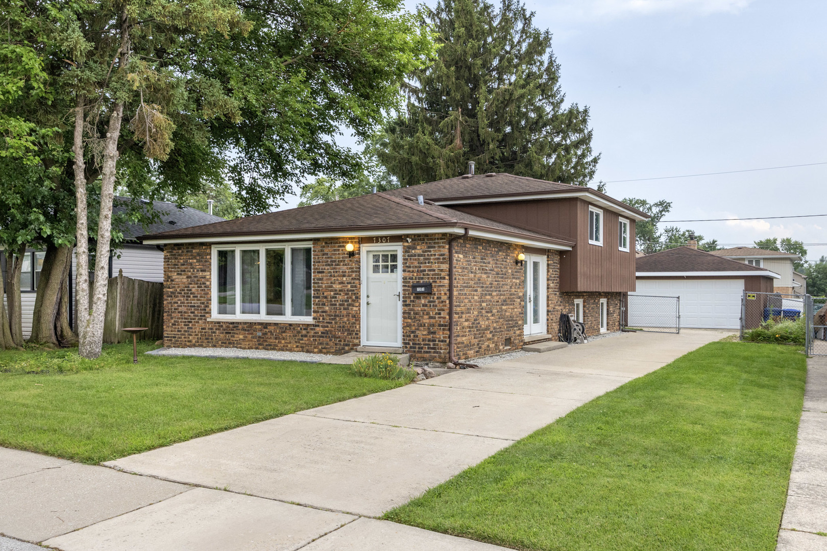 7307 W 113th Place Property Photo 1
