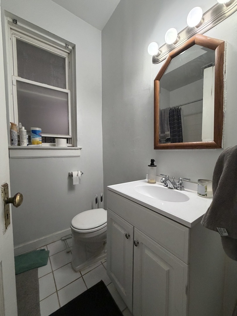 3727 N Pine Grove Avenue 211 Property Photo 5