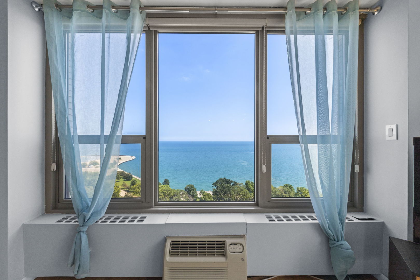 1550 N Lake Shore Drive 17b Property Photo 3