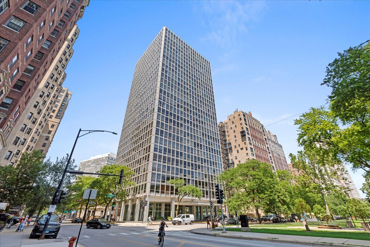 2400 N Lakeview Avenue 614-15 Property Photo 1