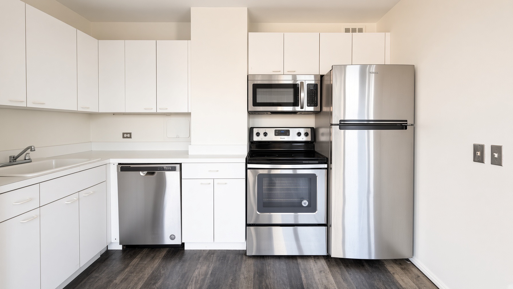 2400 N Lakeview Avenue 614-15 Property Photo 3