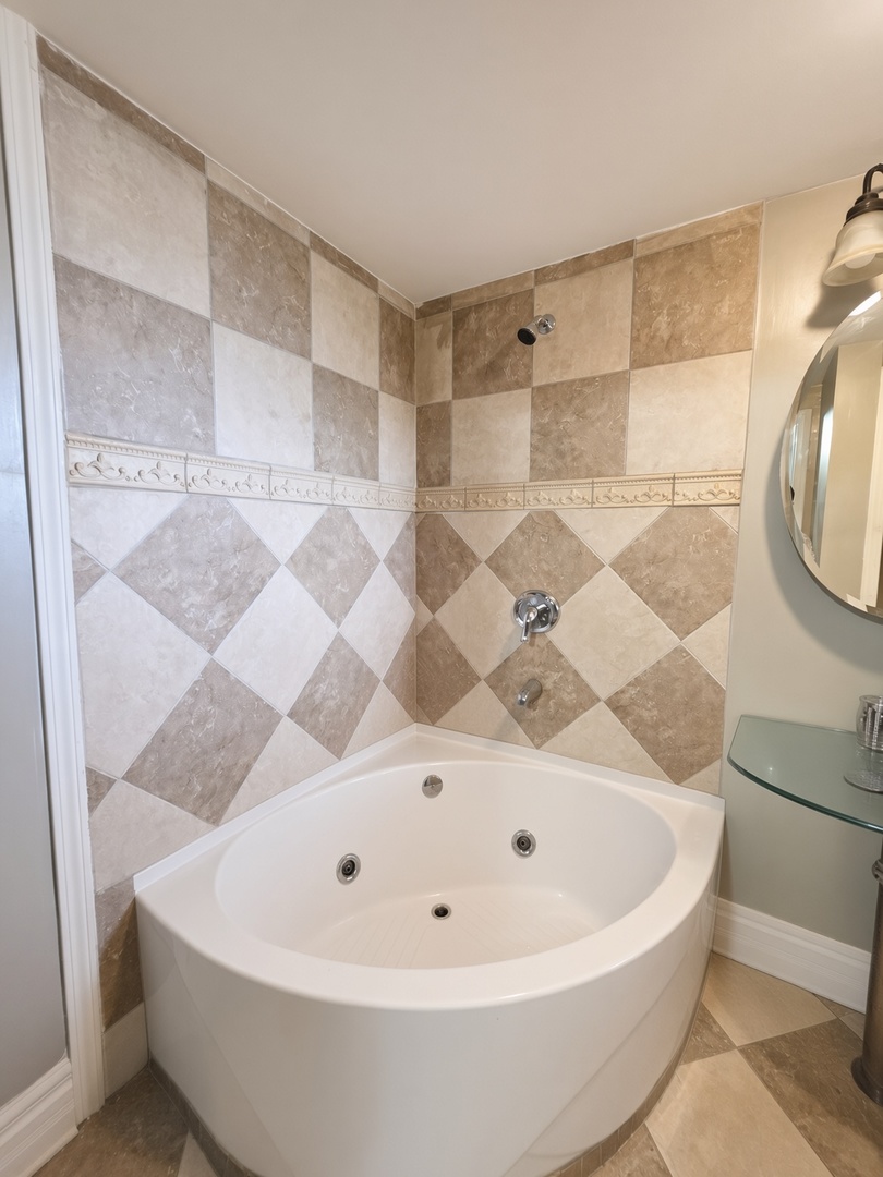 48 N Menard Avenue 3a Property Photo 8