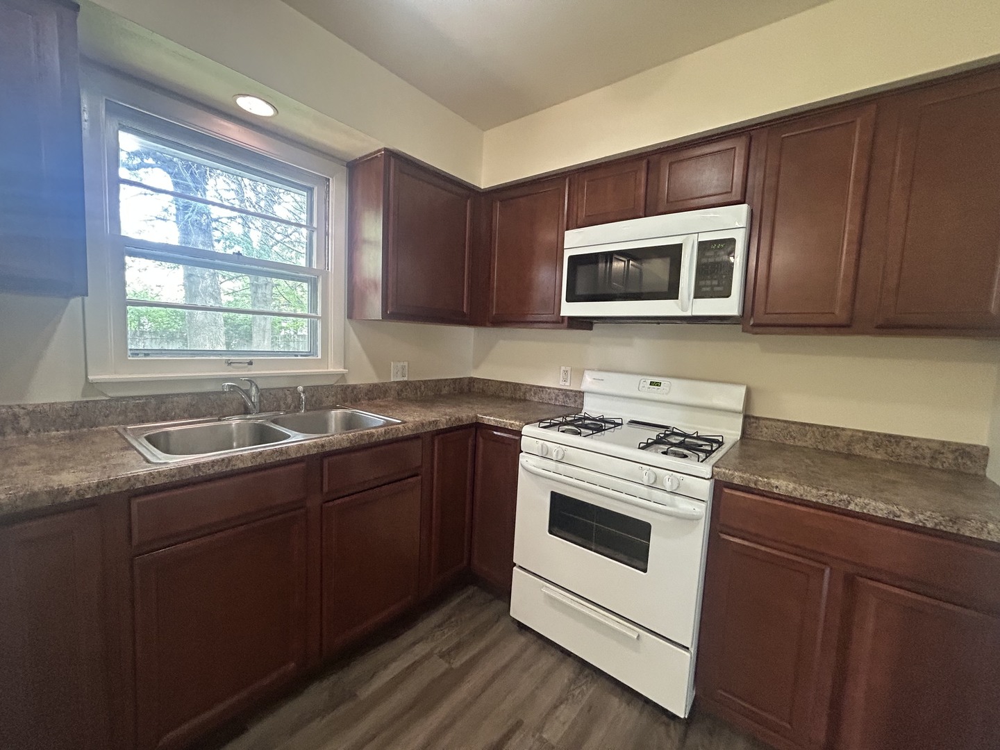 2104 Devon Avenue Property Photo 6