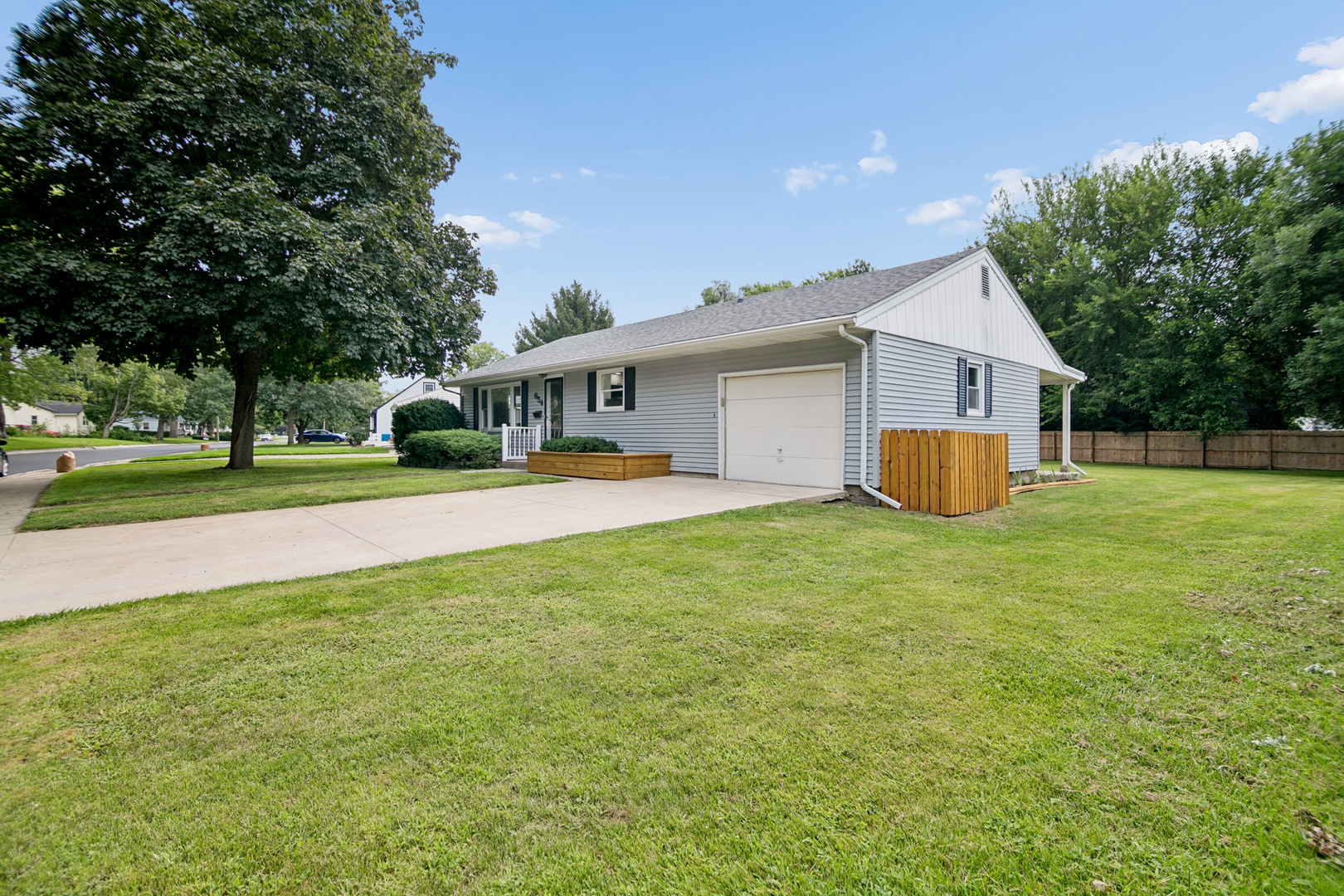 654 W River Street Property Photo 2