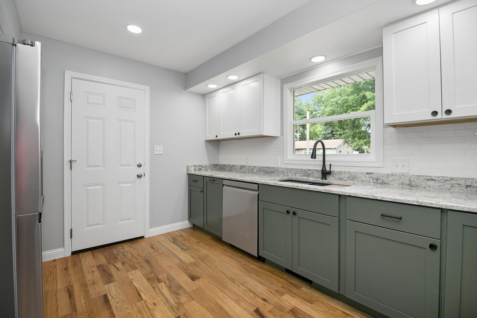 654 W River Street Property Photo 8
