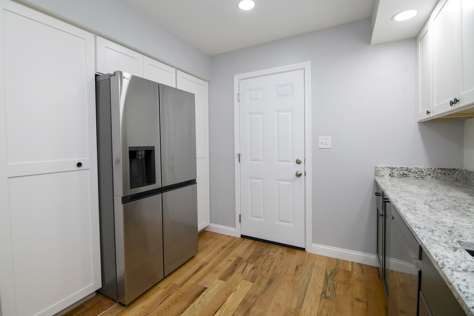654 W River Street Property Photo 9