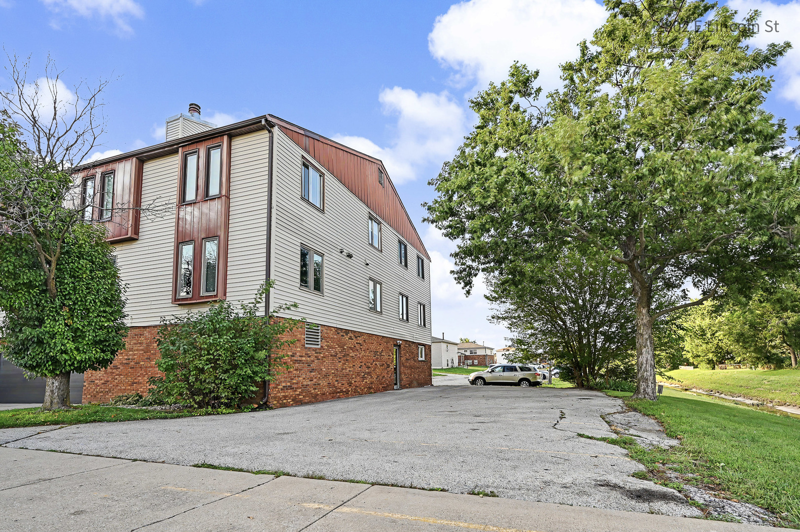 2802 E Lincoln Street 2c Property Photo 2
